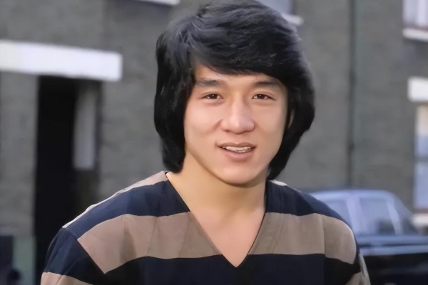 9年前，成龙回安徽与亲哥相认，面对一贫如洗的亲人，他做了啥？