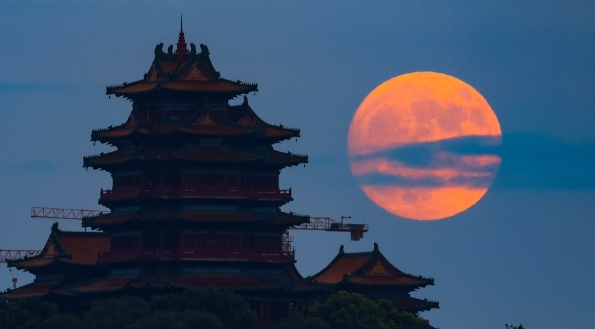 多地升起圆月点缀中秋夜色